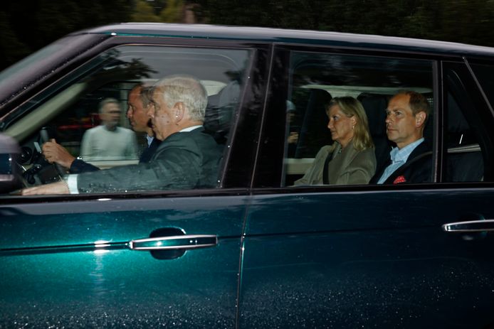 Le prince William arrivant à Balmoral avec ses oncles.