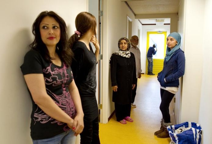Asielzoekers in een opvangcentrum.foto Inge van Mill/ANP