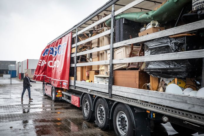 Clemens Hartman laat zien hoe vol de oplegger is gepakt met huisraad voor Limburgse gezinnen.