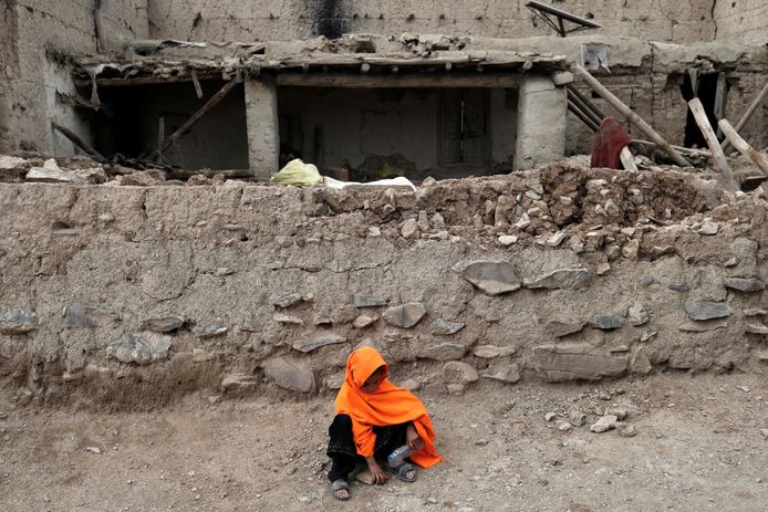 23 juni: Een Afghaans meisje zit voor een huis dat werd verwoest door de aardbeving.