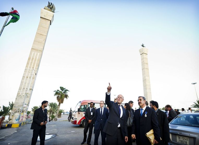 Minister Uri Rosenthal tijdens een wandeling over het plein van de martelaren in Tripoli. Beeld anp