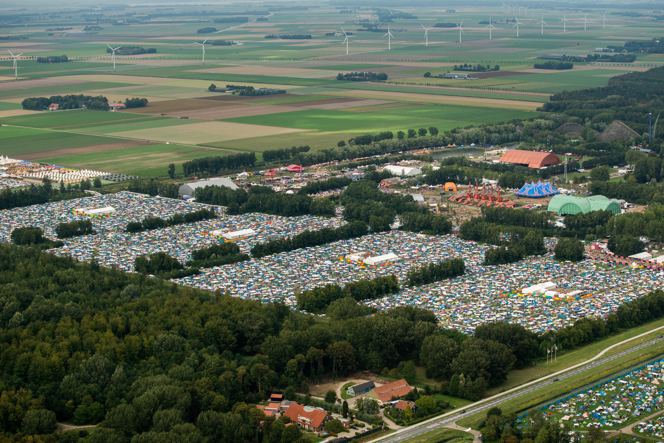 Ramen en deuren dicht festivalseizoen barst weer los bij Walibi Holland in Biddinghuizen Foto