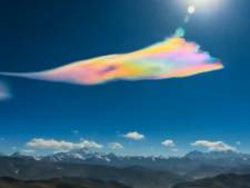 Un spectaculaire nuage arc-en-ciel dans le ciel tibétain