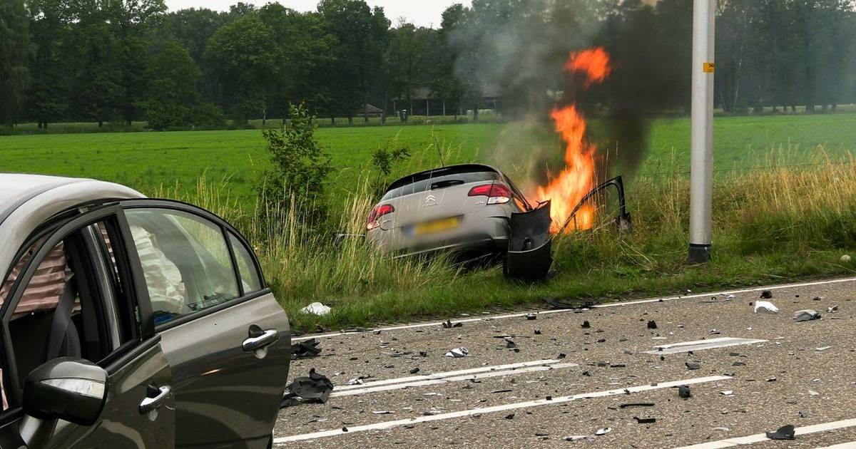 Auto vliegt in brand na frontale aanrijding op N731 bij Glane