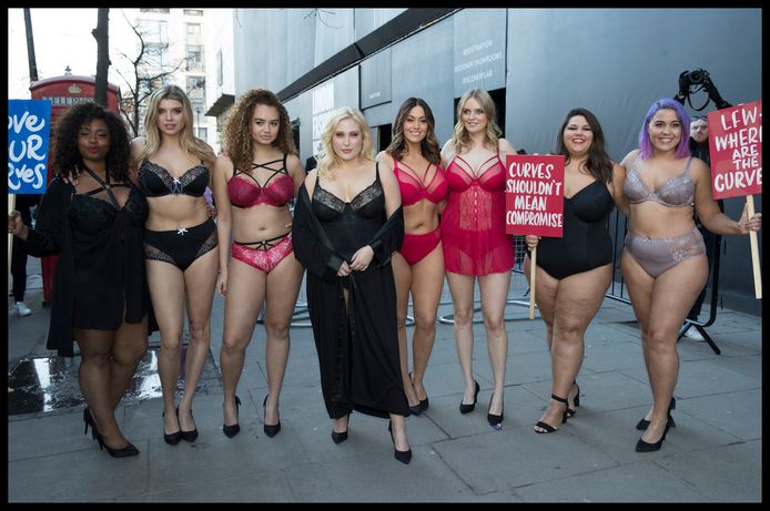 Zeven plus-size modellen demonstreren onder aanvoering van Hayley Hasselhoff (de dochter van David Hazelhoff) tegen de 'maatje 34' modellen bij het begin van de London Fashion Week. Foto Stephen Lock