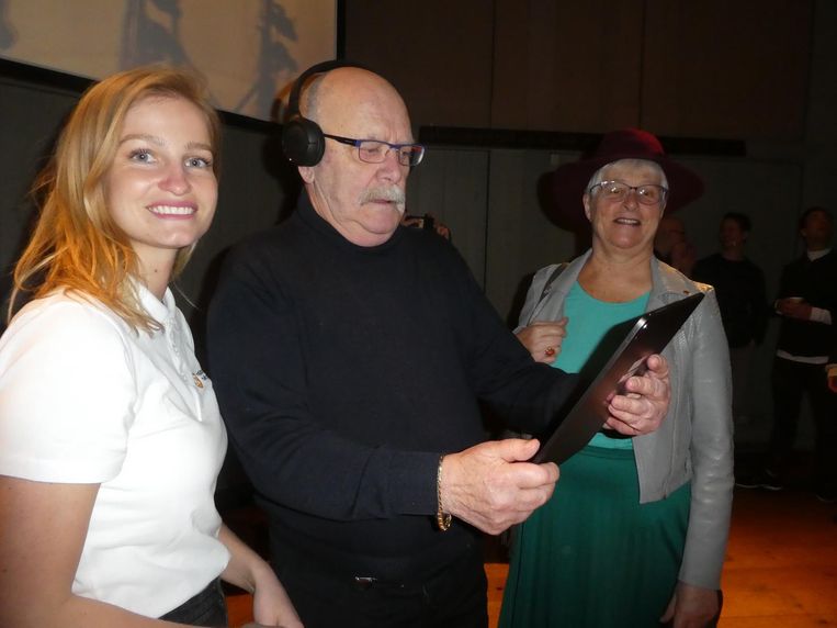 Peter Lasschuit, de man van cultuurblogger Marianne Visser van Klaarwater (r), bekijkt Rembrandt Reality op de iPad. Met Rinske van Sonsbeek (Capitola). Beeld Schuim