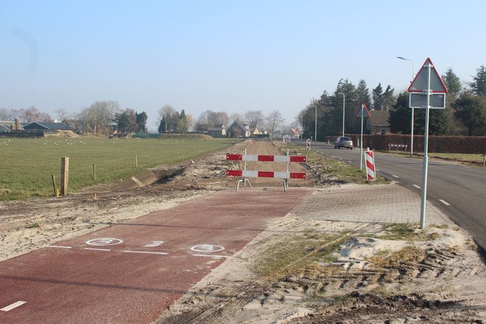 De aanleg van het fietspad is al in volle gang.