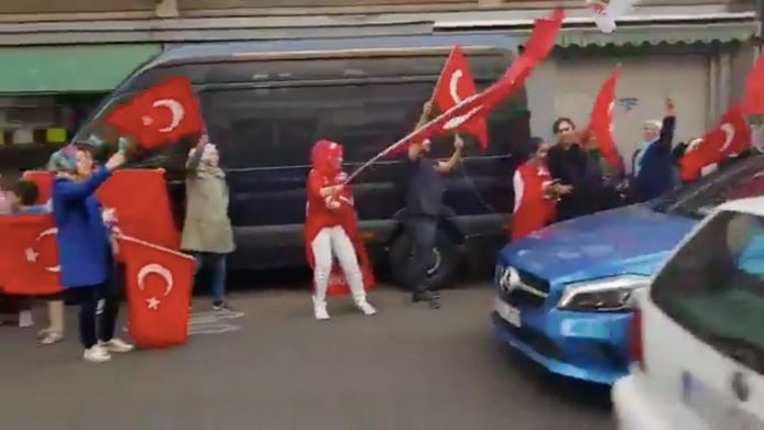 Ook in Brussel kwamen Belgische Turken op straat om de overwinning van Erdogan te vieren.