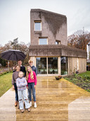 Architect Yaike Dunselman met zijn gezin voor het prijswinnende houten woonhuis in Amersfoort