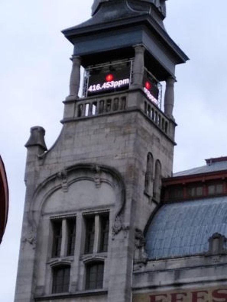 De nieuwe PPM-klok op het torentje van kunstencentrum Voo?uit meet in real time het aantal CO2-deeltjes bij die in de lucht hangen. Beeld Voo?uit