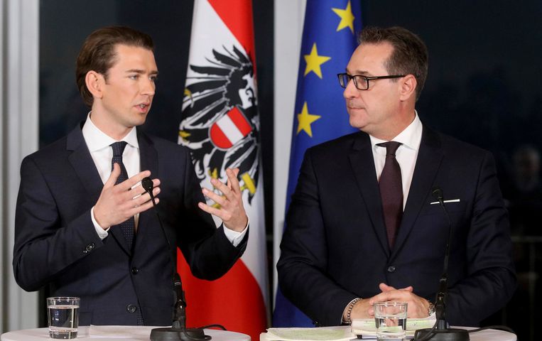 Kurz en Strache tijdens de persconferentie in Wenen zaterdag Beeld AP