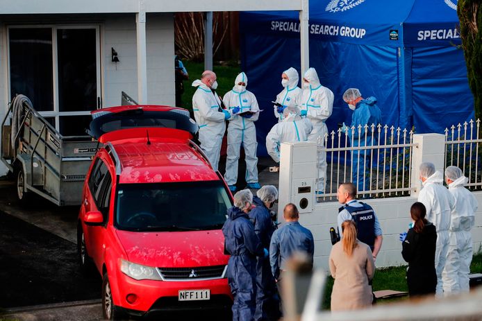 Politie bij het huis in Auckland waar de gruwelijke ontdekking vorige maand werd gedaan.