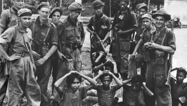 Midden-Java, toenmalig Nederlands-Indië, december 1948: Nederlandse militairen houden soldaten van het TNI (Indonesische Nationale Leger) onder schot. Beeld Ton Schilling