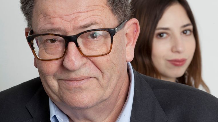 Max en Natascha van Weezel, beiden journalist, schrijven elkaar wekelijks over wat hen bezighoudt. Beeld Maartje Geels