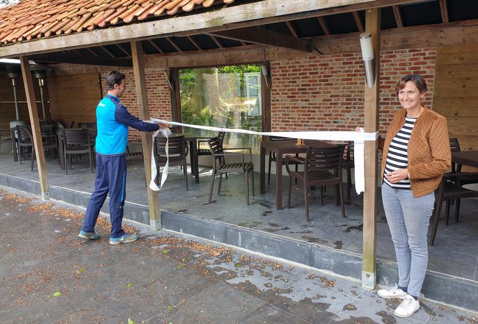 Sofie en Jurgen bakenen het terras bij de tennisclub af omdat tennissers direct huiswaarts moeten na 
hun partijtje.