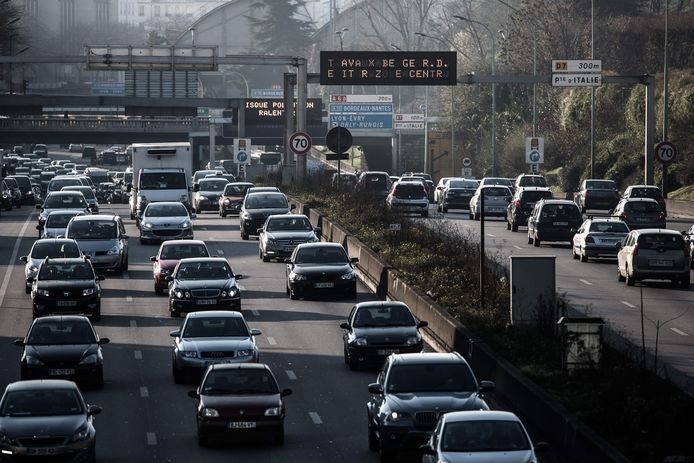 Archiefbeeld.  Dagelijks rijden 1,5 miljoen wagens over de Parijse ring, wat het tot een van de drukste straten van Europa maakt.