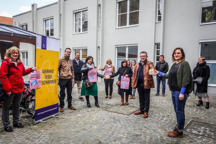 #samentegencorona: stad Brugge steunt de vrijwilligers die eenzame mensen opbellen