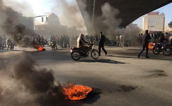 De drie actievoerders (26, 26 en 28 jaar oud) deden in november mee aan de massale demonstraties die in Iran ontstonden vanwege hoge brandstofprijzen.