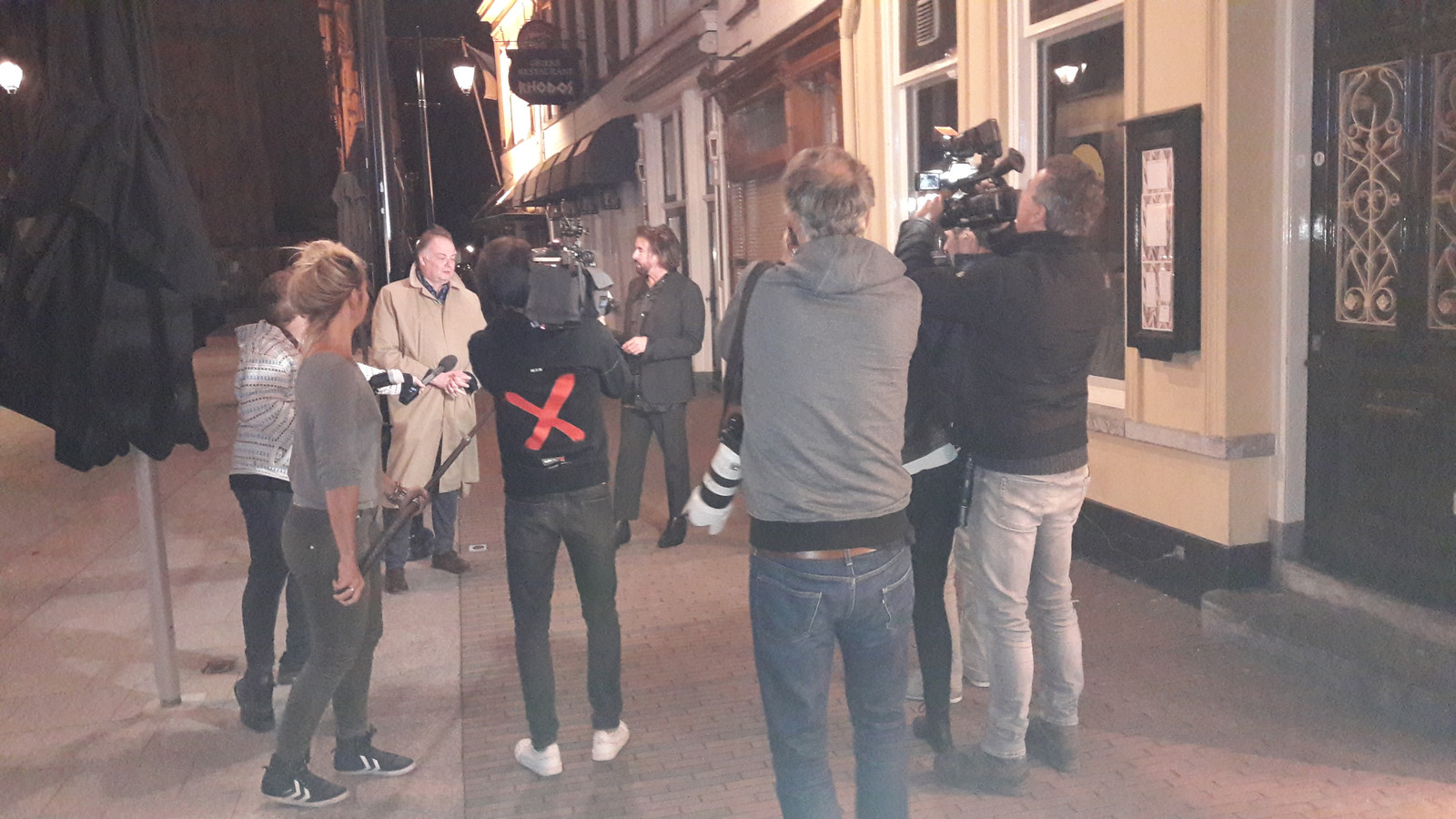 00.01 uur kapper Mari van de Ven verwent eerste klanten tussen frisse bloemen in Den Bosch