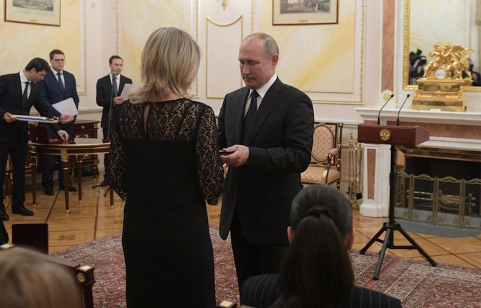 Vladimir Poetin nodigde de weduwes van de vijf omgekomen onderzoekers uit op het Kremlin.