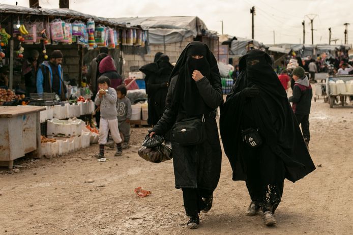 Mensen die ooit op de vlucht sloegen voor IS mengen zich in het kamp met geradicaliseerde vrouwen.
