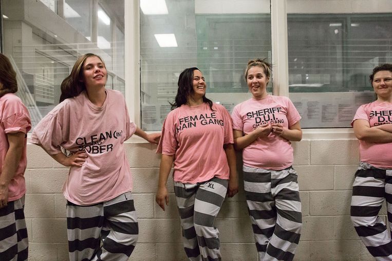 Vrouwen in een gevangenis in de Amerikaanse staat Arizona staan klaar om werk te doen in de omgeving, op een foto uit 2013. Beeld Photo News