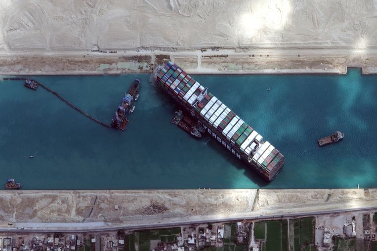 Het Ever Given containerschip blokkeerde in maart 2021 zes dagen het Suezkanaal.  Beeld ANP / AFP