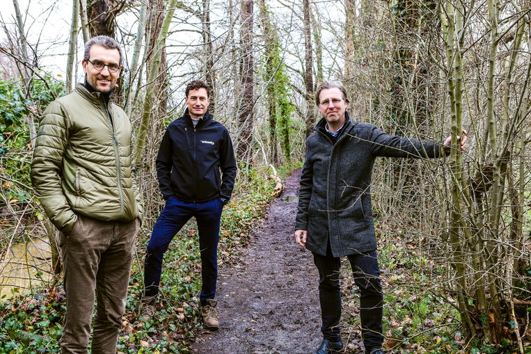 Frank Missoul (links) en Dajo Hermans (rechts) willen bossen aanleggen voor ondernemingen zoals Winsol, het bedrijf van  Xavier Costenoble (midden). Beeld Photo News