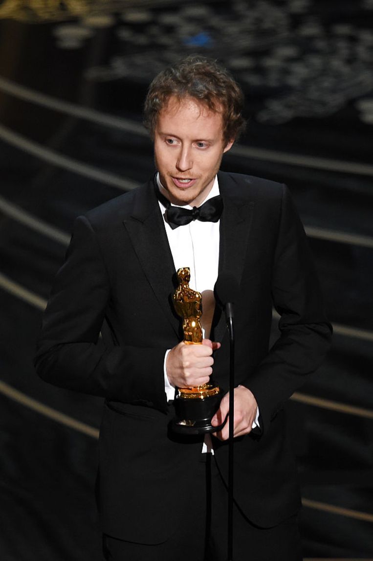 László Nemes met zijn Oscar voor ‘Son of Saul’. Beeld Kevin Winter
