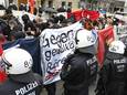Politieagenten begeleiden de demonstratie in Düsseldorf.