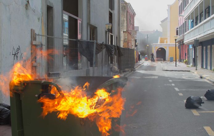 Brandstichting tijdens een protest tegen de regering in Willemstad eerder deze week. Ook donderdagavond en -nacht was het onrustig op Curaçao.