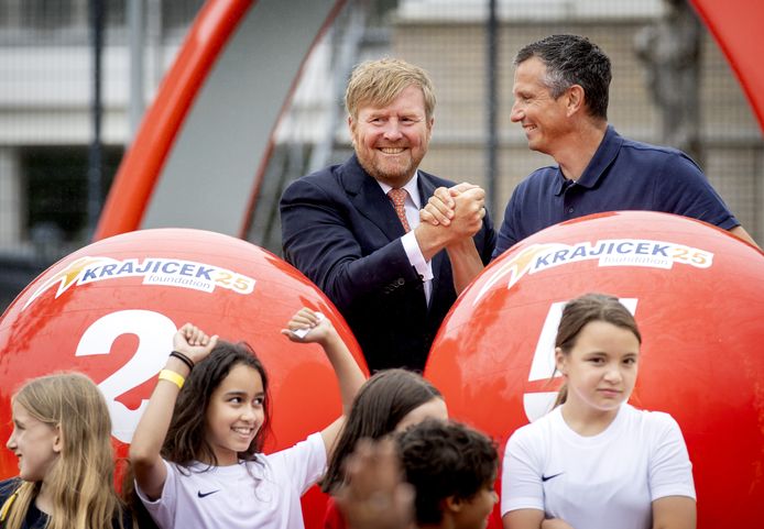 Richard Krajicek en koning Willem-Alexander tijdens de viering van het 25-jarig bestaan van de eerste Krajicek Playground in Nederland.