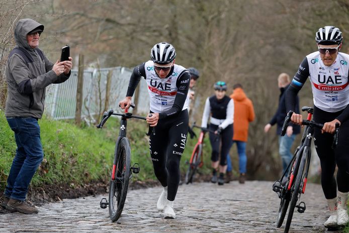 Tadej Pogacar à pied dans le Koppenberg, l'une des images de la journée.