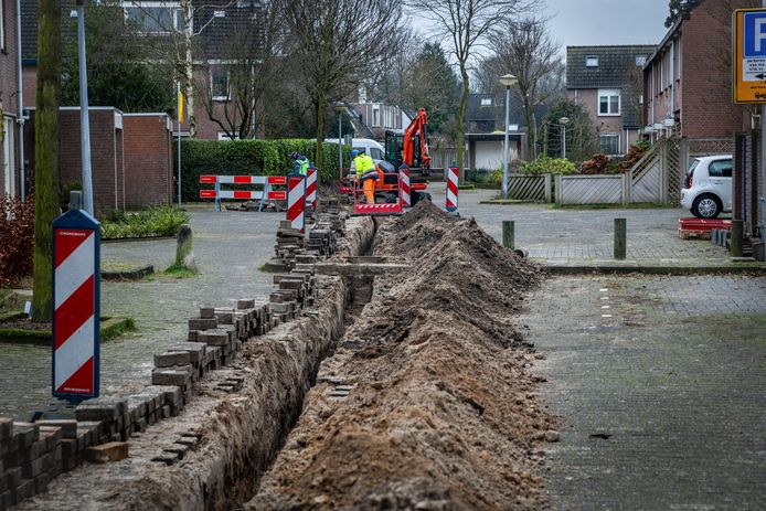Graafwerkzaamheden op het Bretagnehof in Eindhoven voor het aanleggen van een dikkere stroomkabel. Foto DCI Media