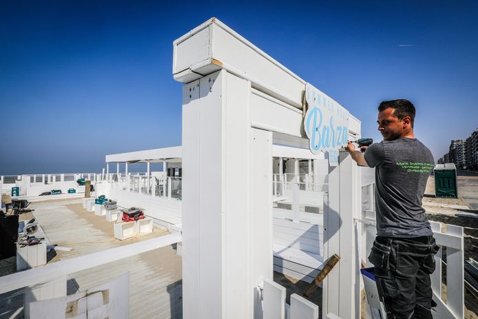 De laatste hand wordt gelegd aan de bouw van beachbar Barza die zaterdag opent