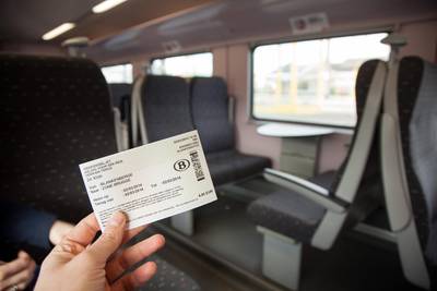 Fermeture de guichets de la SNCB: “Des billets papier plus chers? Une discrimination”