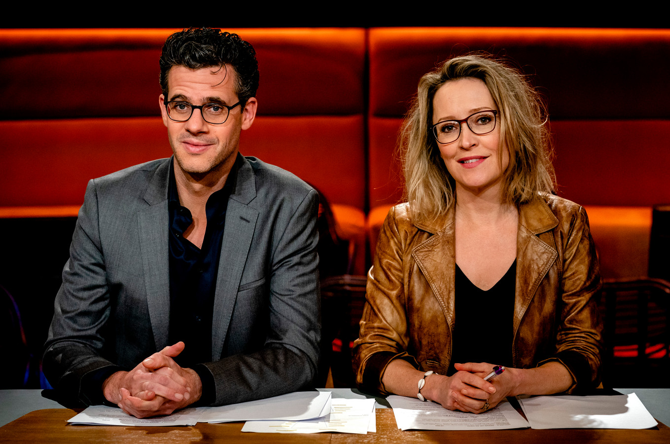 8-3! Op1 verslaat Jinek met ruime cijfers in talkshowbattle | Foto | AD.nl