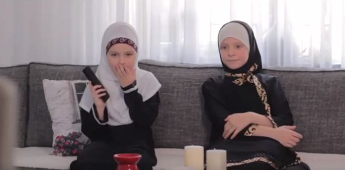 De Nederlandse organisatie ‘Muslim Kids Entertainment’ maakt ook promofilmpjes waarin Westerse programma’s afgekeurd worden.