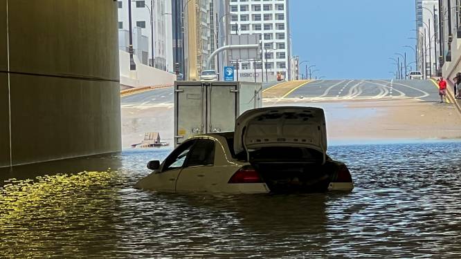 Zeldzaam zware regenval en overstromingen in Golfstaten
