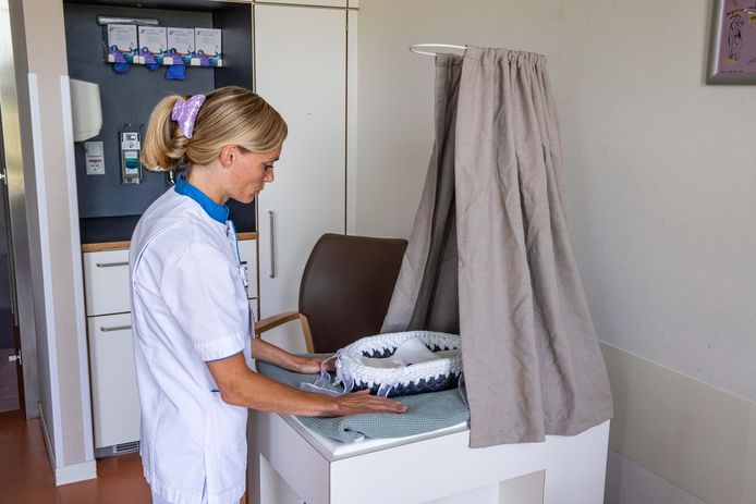 Ouders kunnen in het opbaarbedje knuffels en andere persoonlijke spullen bij hun baby leggen.