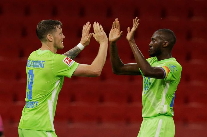 Wout Weghorst met aanvoerder Josuha Guilavogui.