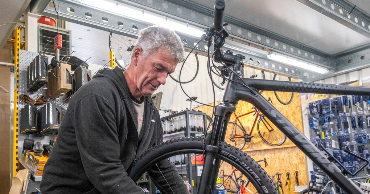 Leen werd tien jaar geleden in één klap miljonair, maar werkt nu als fietsenmaker: ‘Het is mijn pass