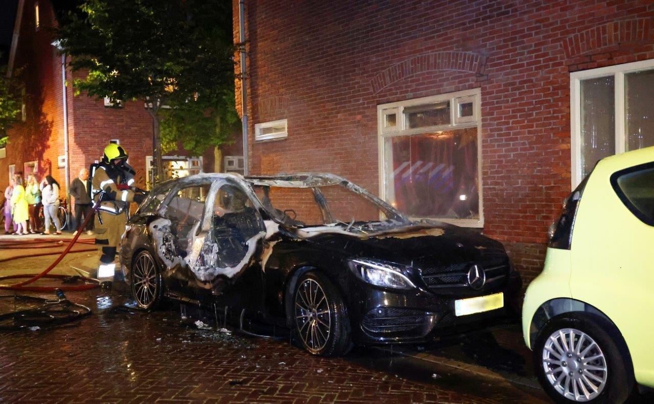Politie onderzoekt brandstichting na autobrand in Den Bosch ramen van