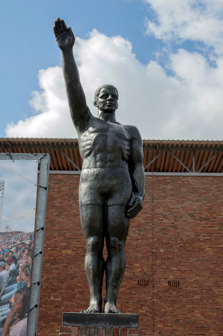 Olympisch Stadion haalt beeld met ‘Hitlergroet’ weg | Het Parool