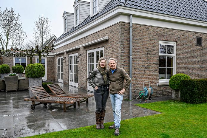 Voor de tweede keer sinds de coronapandemie stellen verkopers zaterdag hun stek open op Open Huizendag. Zoals Carolien Korsmit en Marco Langeweg uit Oudenbosch.