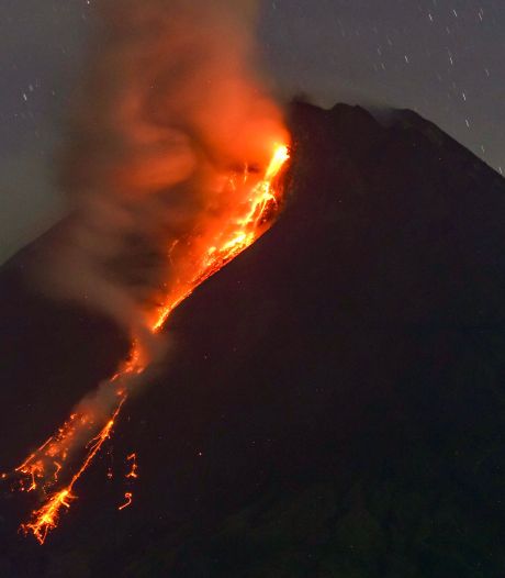 Le volcan indonésien Merapi, l’un des plus actifs au monde, crache de la lave en fusion