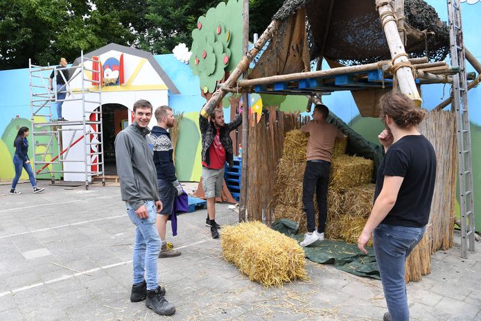 Rond de driehonderd vrijwilligers helpen mee om het evenement voor te bereiden en te begeleiden.