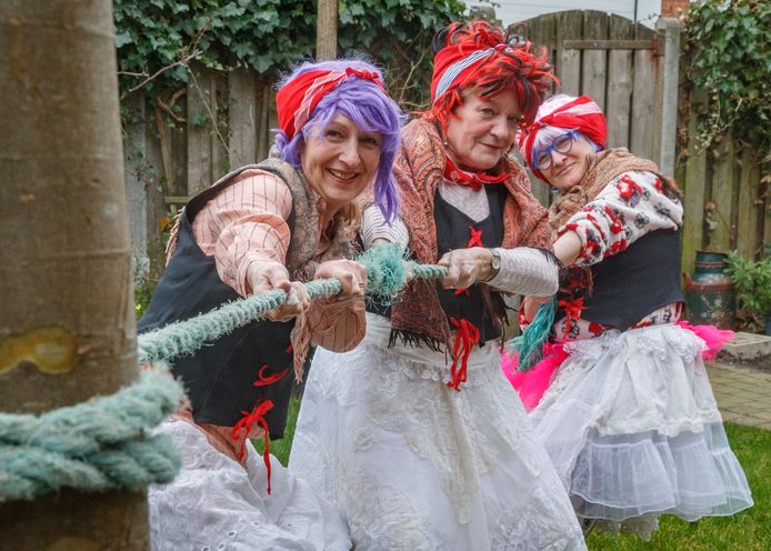 De Vriendinnen van de Stichting. Judith Hopmans, Diny Gladdines en Elseline Withagen vroegen op een ludieke manier aandacht voor vrouwen.