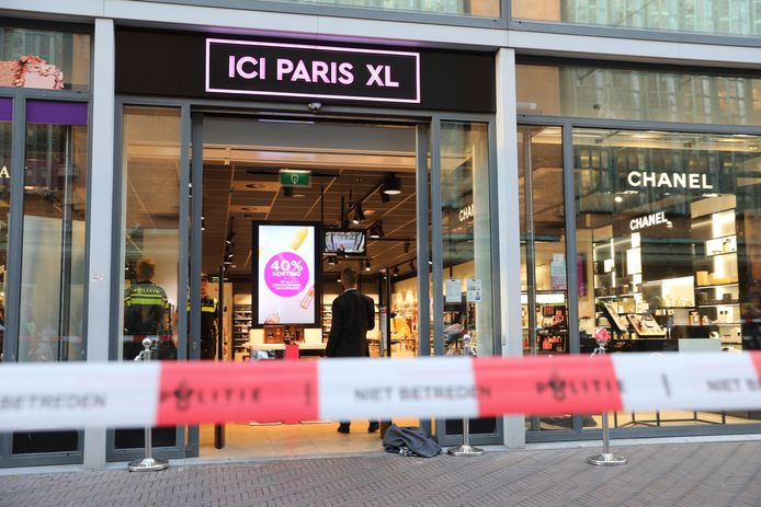 Ongemak Van gas Verdachte verliest veel bloed bij poging Haagse parfumerie te bestelen | Den  Haag | AD.nl