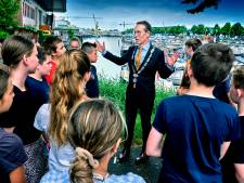 Burgemeester waarschuwt kinderen voor zwemmen in de haven: ‘Het is niet toegestaan en levensgevaarlijk’